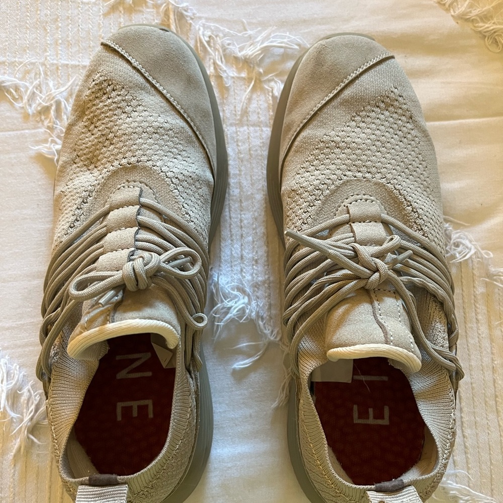 Tennis shoes